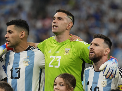 Zľava Cristian Romero, Emiliano Martínez a Lionel Messi počas argentínskej hymny