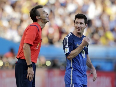 Čiarový rozhodca a Lionel Messi