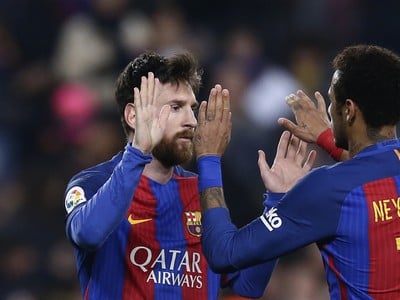 Lionel Messi a Neymar oslavuju gól Barcelony
