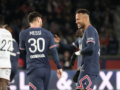 Lionel Messi a Neymar oslavujú gól PSG