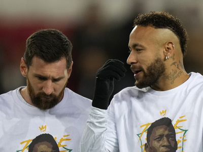 Lionel Messi (vľavo) a Neymar majú na sebe oblečené tričká s podobizňou zosnulého brazílskeho futbalistu Pelého pred zápasom s Angers SCO