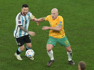 Lionel Messi a Aaron Mooy 