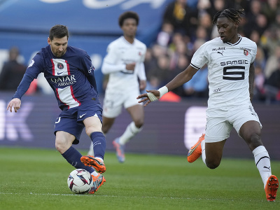 Futbalista Lionel Messi (vľavo) z PSG a Christopher Wooh z Rennes počas zápasu 28. kola francúzskej Ligue 1 Paríž Saint-Germain - Stade Rennes