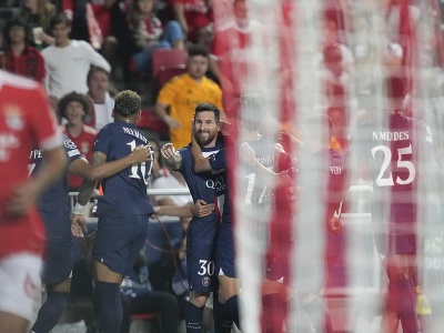 Futbalista  Lionel Messi (uprostred) z PSG sa teší z gólu so spoluhráčmi