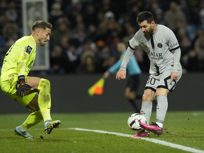 Na snímke vpravo argentínsky útočník PSG Lionel Messi strieľa gól