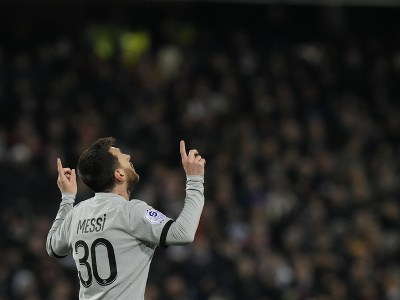 Na snímke argentínsky útočník PSG Lionel Messi oslavuje svoj gól