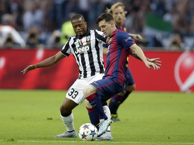 Patrice Evra a Lionel Messi v súboji o loptu