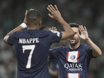 Kylian Mbappé a Lionel Messi oslavujú gól PSG