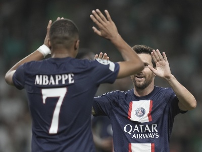 Kylian Mbappé a Lionel Messi oslavujú gól PSG