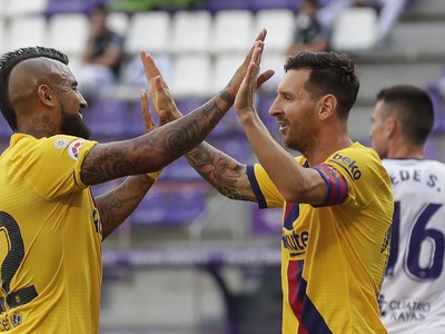Lionel Messi a Arturo Vidal oslavujú gól Barcelony