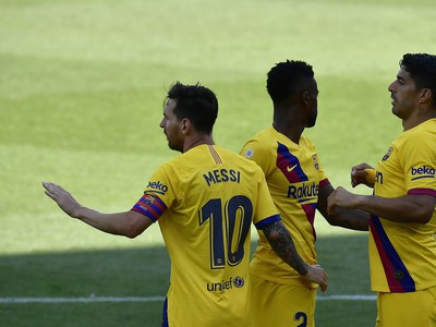 Nelson Semedo, Lionel Messi a Luis Suárez oslavujú gól Barcelony
