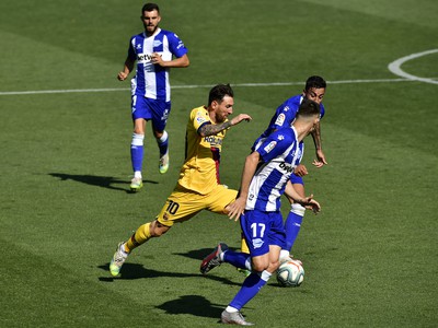 Lionel Messi a Adrian Marin