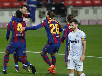 Ronald Araujo (4) a Lionel Messi oslavujú gól Barcelony