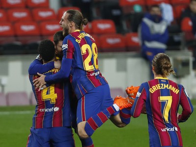 Ronald Araujo (4) a Lionel Messi a ďalší oslavujú gól Barcelony