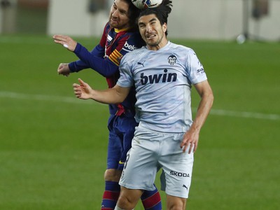 Lionel Messi a Carlos Soler v hlavičkovom súboji