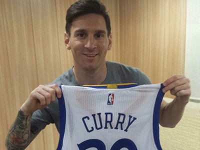 Lionel Messi s darčekom od Curryho
