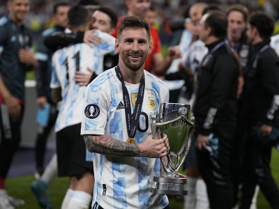 Lionel Messi s trofejou Finalissima