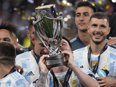 Lionel Messi dvíha nad hlavu trofej po výhre v zápase tretej edície oficiálneho súboja úradujúcich majstrov Európy a Južnej Ameriky Taliansko - Argentína na londýnskom štadióne Wembley