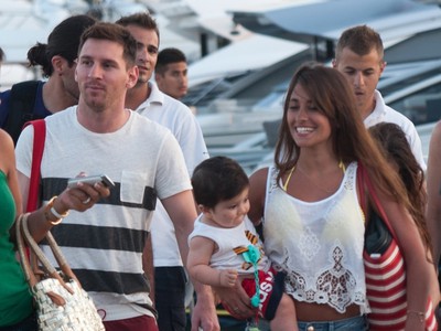Lionel Messi s priateľkou Antonellou Roccuzzo a synom Thiagom
