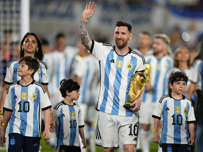 Lionel Messi v obklopení