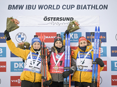 Na snímke talianska biatlonistka Lisa Vittozziová (uprostred) sa raduje z víťazstva vo vytrvalostných pretekov na 15 km na podujatí Svetového pohára vo švédskom Östersunde 26. novembra 2023. Na druhom mieste skončila Nemka Franziska Preussová (vľavo) a tretia jej krajanka Vanessa Voigtová (+10,1)