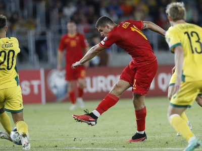 Futbalista Stefan Nikola Krstovič z Čiernej Hory strieľa gól počas zápasu G-skupiny kvalifikácie ME 2024 vo futbale Litva - Čierna Hora 