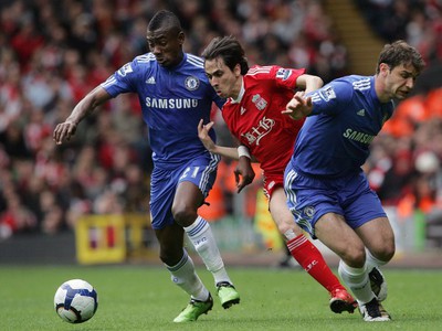 Yossi Benayoun v zovretí hráčov Chelsea Salomona Kaloua a Branislava Ivanoviča