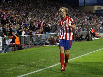 Diego Forlan po góle do siete Liverpoolu