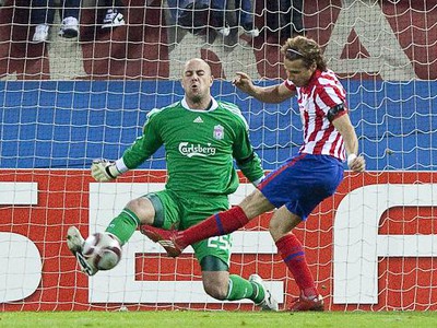 Diego Forlan prekonáva Pepe Reinu