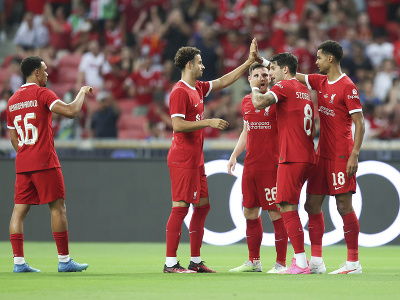 Futbalisti Liverpoolu oslavujú gól Codyho Gakpa