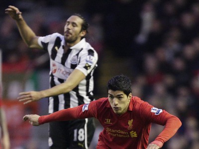 Jonas Gutierrez a Luis Suárez