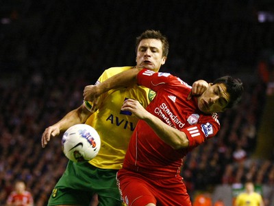 Luis Suarez a Russell Martin 