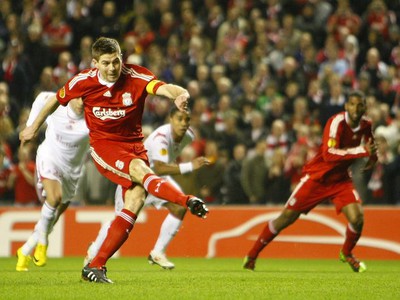 Steven Gerrard premieňa pokutový