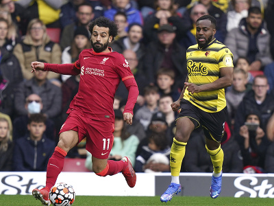 Mohamed Salah a Danny Rose v súboji o loptu