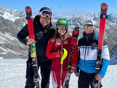 Rakúska lyžiarka Katharina Liensbergerová a členovia jej tímu - vľavo servisman Miloš Machytka, vpravo tréner Livio Magoni