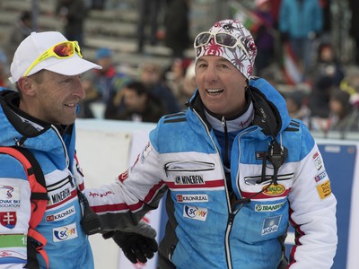 Na snímke ľudia z tímu slovenskej lyžiarky Petry Vlhovej, vľavo taliansky servisman Pier Luigi Parravicini a vpravo taliansky tréner Livio Magoni 