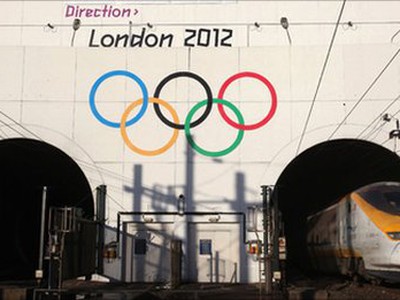 Olympijské kruhy zdobia tunel