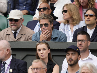 Herec Brad Pitt sedí v hľadisku na centrálnom kurte počas finálového zápasu medzi srbským tenistom Novakom Djokovičom a Španielom Carlosom Alcarazom