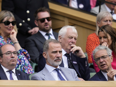 Španielsky kráľ Filip (uprostred) sedí v Kráľovskej lóži na centrálnom kurte počas finálového zápasu medzi srbským tenistom Novakom Djokovičom a Španielom Carlosom Alcarazom