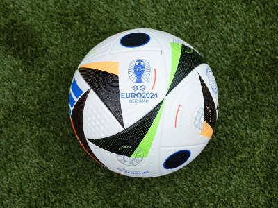 Na snímke futbalovú loptu, s ktorou sa bude hrať na tohtoročných majstrovstvách Európy  v Nemecku, predstavili verejnosti v Berlíne v stredu 15. novembra 2023