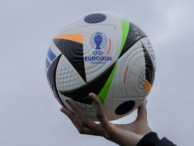 Na snímke futbalovú loptu, s ktorou sa bude hrať na tohtoročných majstrovstvách Európy  v Nemecku, predstavili verejnosti v Berlíne v stredu 15. novembra 2023