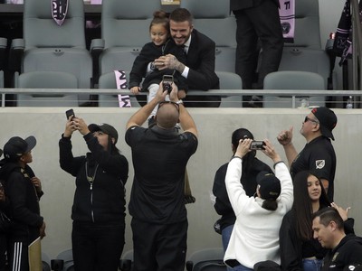 David Beckham sa fotí s malou fanúšičkou