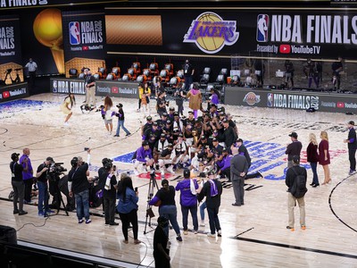 Basketbalisti Los Angeles Lakers oslavujú 17. titul v NBA