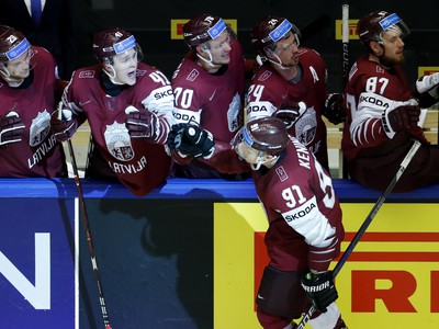 Lotyšský hokejista Ronalds Kenins sa teší so spoluhráčmi po strelení úvodného gólu