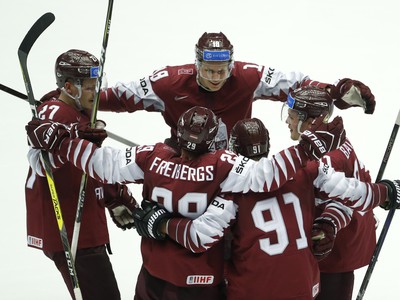 Lotyšskí hokejisti sa tešia po strelení gólu