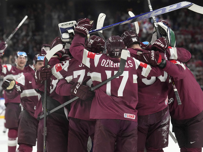 Hokejisti Lotyšska oslavujú víťazstvo