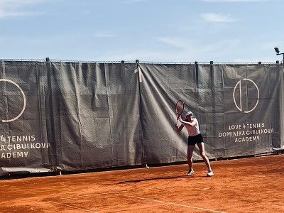 Jelena Rybakinová počas tréningu v akadémii Dominiky Cibulkovej