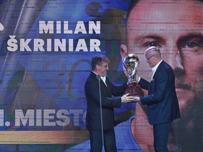Na snímke vpravo futbalový funkcionár Karol Belaník preberá cenu od bývalého futbalistu Ľubomíra Moravčíka pre Milana Škriniara, ktorý vyhral v ankete Futbalista roka 2022 počas slávnostného galavečera v Senci 