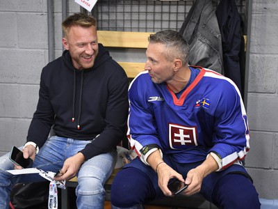 Na snímke slovenské hokejové legendy, zľava Marián Hossa a Ľubomír Višňovský