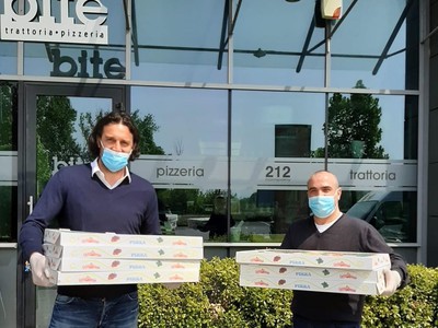 Bývalý taliansky reprezentant Luca Toni pomáha rozvozom pizze